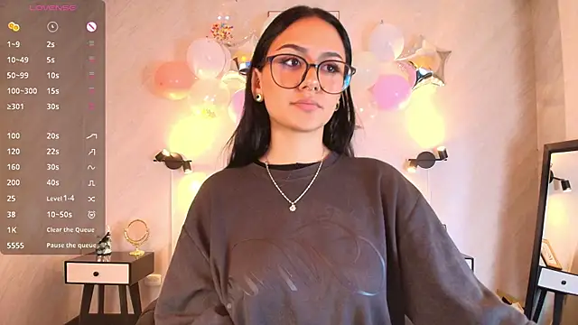 NiccolleHall online show from February 19, 2026, 1:40 pm