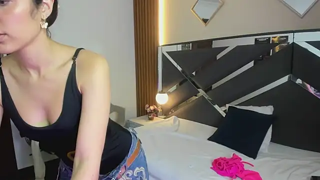 Ambarross  online show from April 1, 2026, 2:03 pm