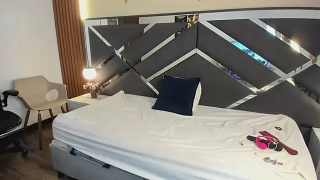 Ambarross  online show from April 8, 2026, 1:33 pm