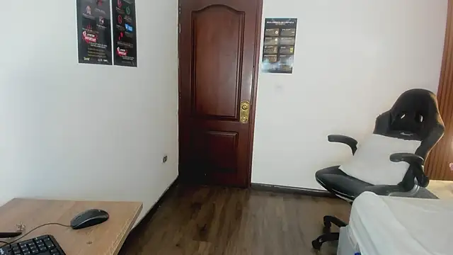 Ambarross  online show from April 12, 2026, 12:54 pm