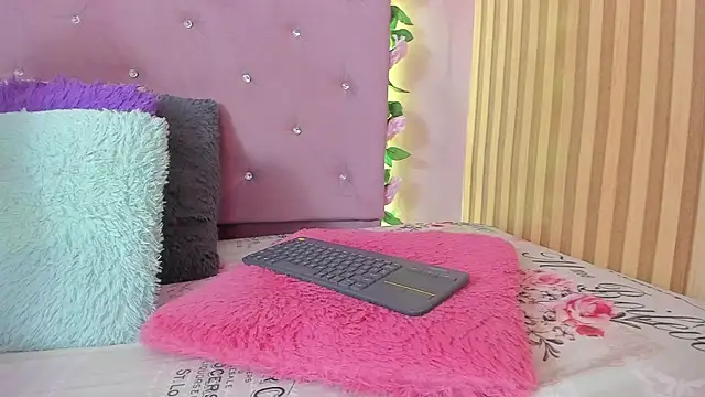 lovely  kiss   online show from April 24, 2026, 6:10 pm