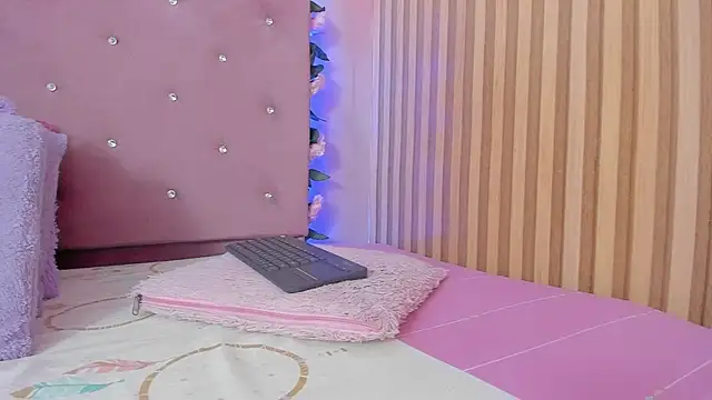 lovely  kiss   online show from July 9, 2026, 6:12 pm