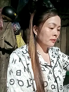 Snapshot of Bling_sexy chatting on February 17, 2026, 1:18 pm Bling sexy online show from February 17, 2026, 1:18 pm