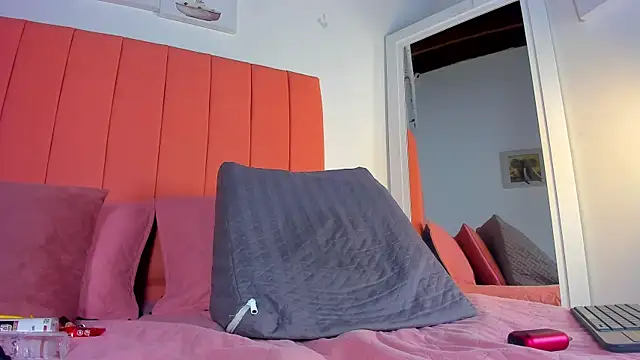 rose thompson19 online show from April 10, 2026, 7:40 pm