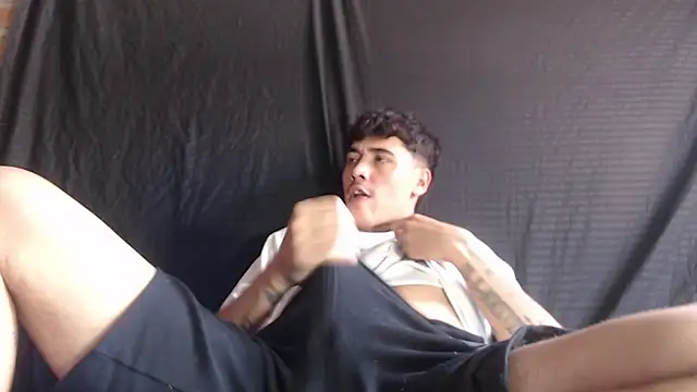 Snapshot of Andres1037 chatting on February 9, 2026, 4:33 pm Andres1037 online show from February 9, 2026, 4:33 pm