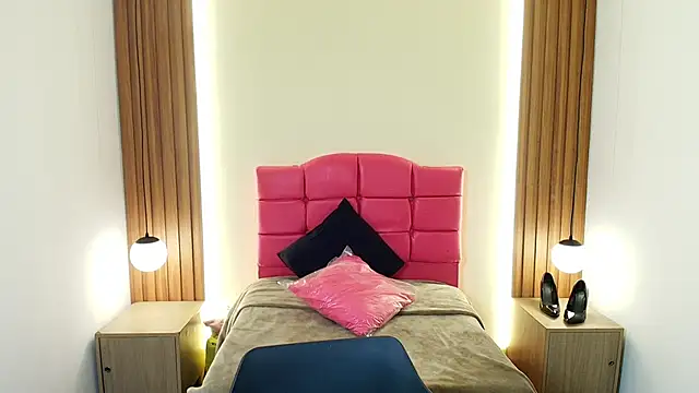 Snapshot of IvonneRoss_ chatting on February 7, 2026, 11:58 am IvonneRoss online show from February 7, 2026, 11:58 am