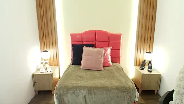 Snapshot of IvonneRoss_ chatting on February 24, 2026, 12:14 pm IvonneRoss online show from February 24, 2026, 12:14 pm