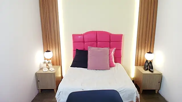 Snapshot of IvonneRoss_ chatting on February 25, 2026, 12:15 pm IvonneRoss online show from February 25, 2026, 12:15 pm