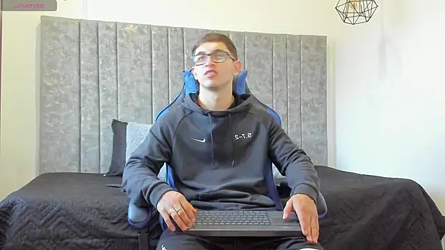 Calvin Hunter online show from April 9, 2026, 10:59 pm