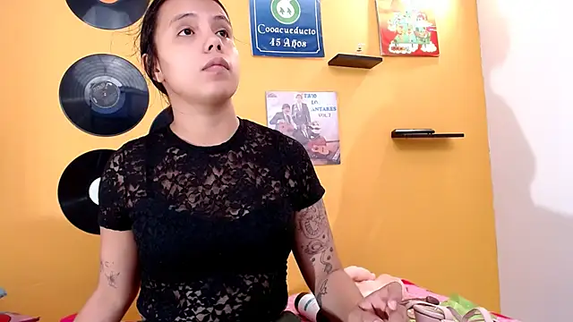 juliette18rose online show from May 27, 2026, 7:33 pm