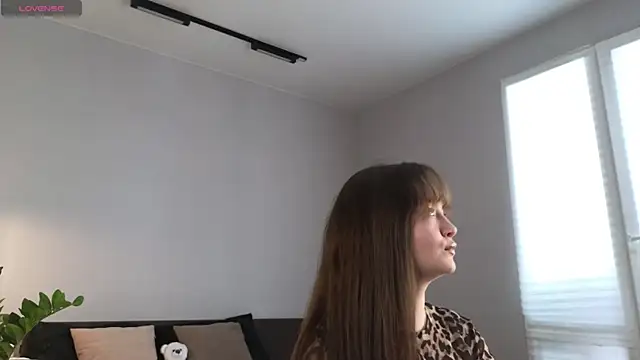 MillaKowal online show from April 11, 2026, 4:17 am