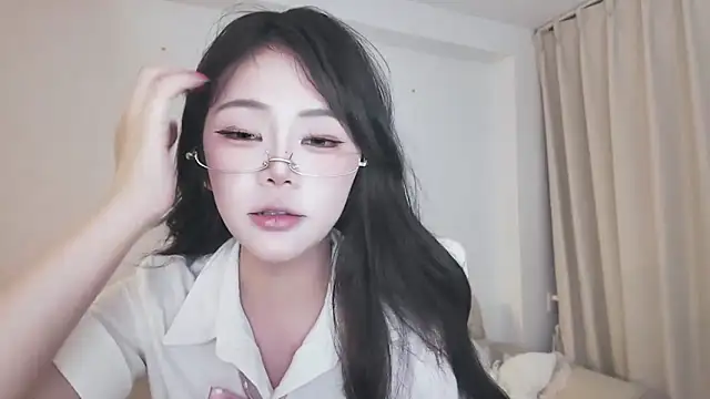 Snapshot of Jolie-22 chatting on May 9, 2026, 1:27 pm Jolie-22 online show from May 9, 2026, 1:27 pm