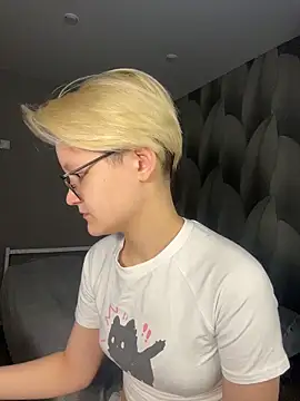 LuunaDorean online show from February 13, 2026, 6:20 am