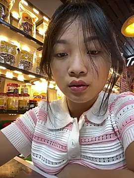 Lyn-be99 online show from April 17, 2026, 2:09 pm