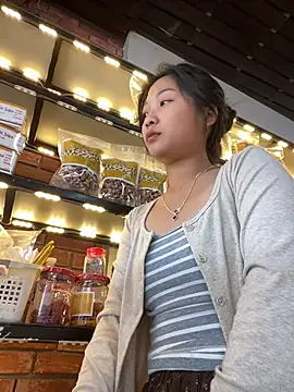 Lyn-be99 online show from April 22, 2026, 8:17 am