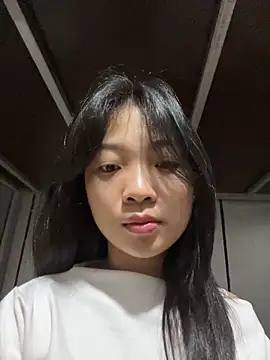 Lyn-be99 online show from April 23, 2026, 1:29 am