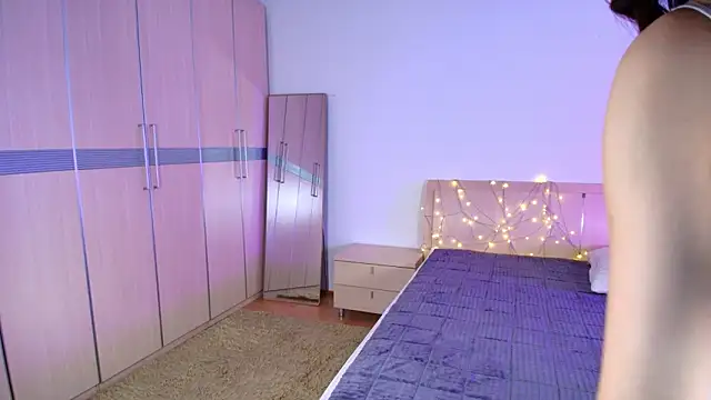 laumalove online show from March 18, 2026, 5:21 am