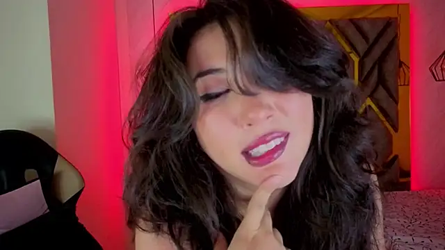 Snapshot of Luvienne chatting on February 6, 2026, 7:28 pm Luvienne online show from February 6, 2026, 7:28 pm