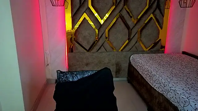 Snapshot of Luvienne chatting on February 10, 2026, 8:35 pm Luvienne online show from February 10, 2026, 8:35 pm