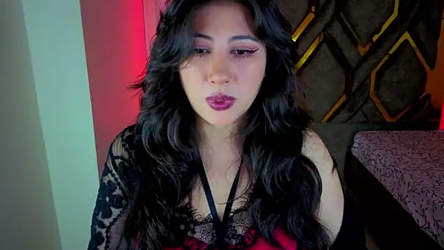 Snapshot of Luvienne chatting on February 15, 2026, 7:21 pm Luvienne online show from February 15, 2026, 7:21 pm