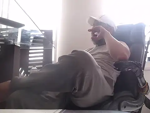 Snapshot of seriohetero19 chatting on February 12, 2026, 6:03 pm seriohetero19 online show from February 12, 2026, 6:03 pm