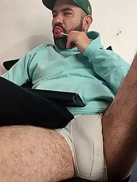 hairyandbigmann online show from April 3, 2026, 7:34 pm