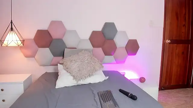 AnnaBroooks online show from March 31, 2026, 12:01 am