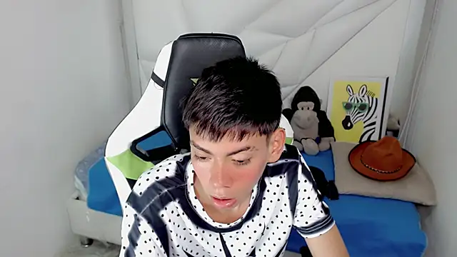 Snapshot of Liarr_ chatting on February 11, 2026, 8:36 pm Liarr online show from February 11, 2026, 8:36 pm