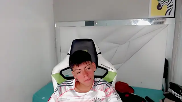 Snapshot of Liarr_ chatting on March 2, 2026, 8:04 pm Liarr online show from March 2, 2026, 8:04 pm