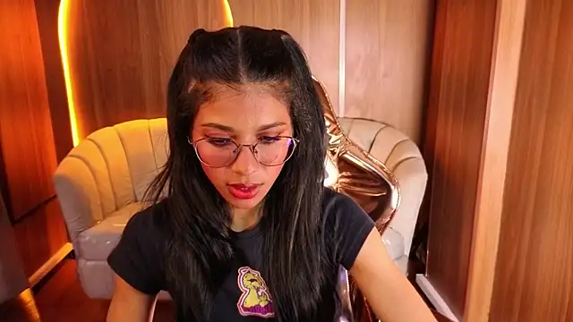 Snapshot of Alina_b_ chatting on May 9, 2026, 8:14 pm Alina b online show from May 9, 2026, 8:14 pm