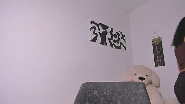 Nia13 online show from April 7, 2026, 10:20 pm