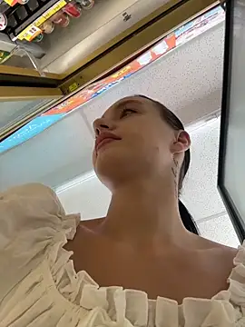 MiaTee online show from April 17, 2026, 2:03 am