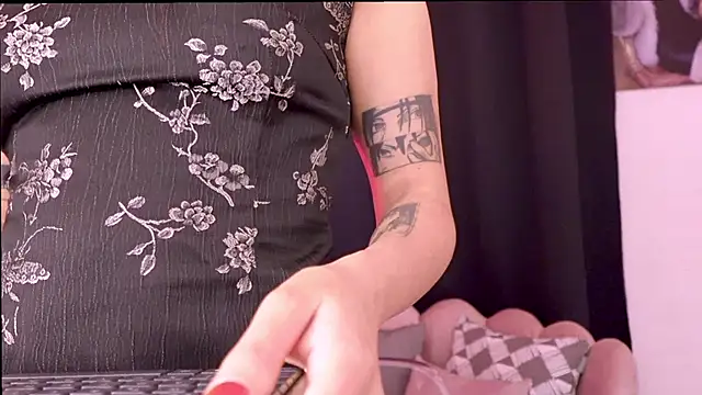 dakotacollins  online show from April 13, 2026, 3:12 am