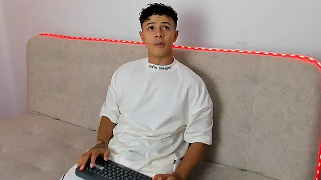 Snapshot of _Alex_Colton chatting on May 3, 2026, 10:05 pm Alex Colton online show from May 3, 2026, 10:05 pm