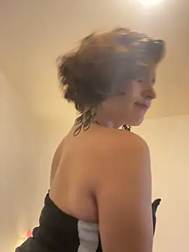 Snapshot of eva_luz chatting on May 7, 2026, 7:19 pm eva luz online show from May 7, 2026, 7:19 pm