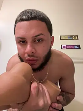 Snapshot of Tu_PaPi_Favorito chatting on February 5, 2026, 4:17 am Tu PaPi Favorito online show from February 5, 2026, 4:17 am