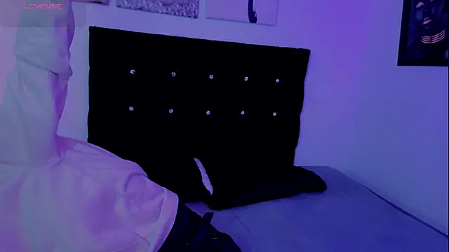 Zoe-yanin online show from March 18, 2026, 6:44 pm