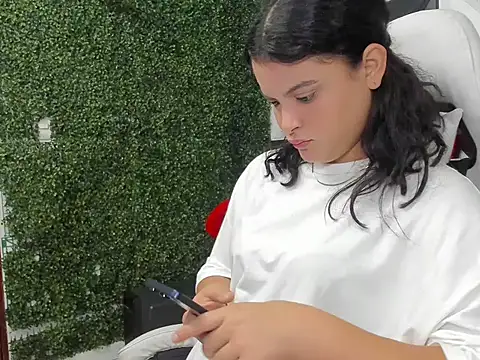 Snapshot of Andrea_girlx chatting on February 17, 2026, 1:51 pm Andrea girlx online show from February 17, 2026, 1:51 pm