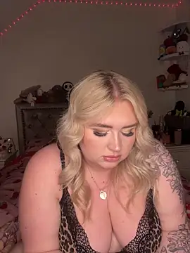 Snapshot of TwoWayT_xx chatting on February 8, 2026, 12:25 am TwoWayT xx online show from February 8, 2026, 12:25 am