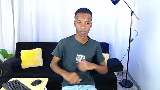 Snapshot of gusy_18 chatting on February 17, 2026, 8:37 pm gusy 18 online show from February 17, 2026, 8:37 pm