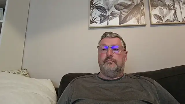 doudou310 online show from April 11, 2026, 3:44 am