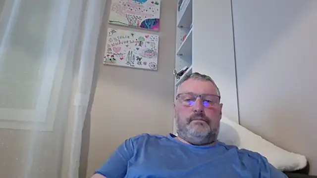 doudou310 online show from April 16, 2026, 3:29 am