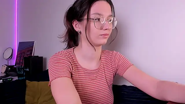 miabellee  online show from February 26, 2026, 9:03 pm