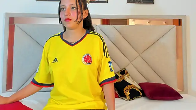 Snapshot of AmberQueen1 chatting on February 17, 2026, 12:01 pm AmberQueen1 online show from February 17, 2026, 12:01 pm