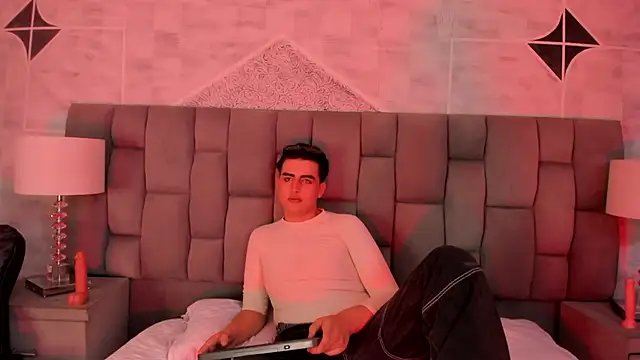 noahWolff  online show from February 14, 2026, 6:32 am