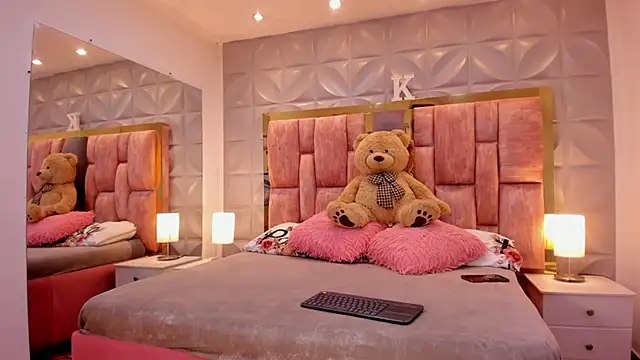 Paris Velvet online show from February 7, 2026, 10:13 pm