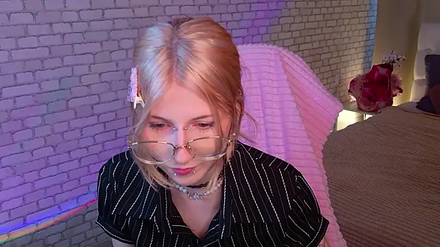 Snapshot of alicedews chatting on February 21, 2026, 1:34 pm alicedews online show from February 21, 2026, 1:34 pm