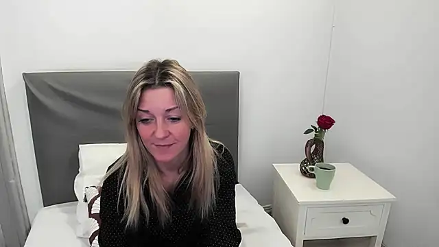 Snapshot of MileyXStar chatting on February 4, 2026, 9:09 pm MileyXStar online show from February 4, 2026, 9:09 pm