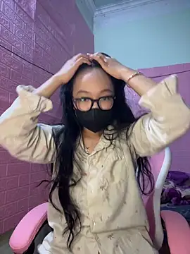 Snapshot of Leeeiuu chatting on February 23, 2026, 12:57 pm Leeeiuu online show from February 23, 2026, 12:57 pm