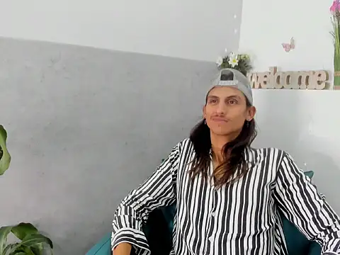 Snapshot of Noha-Smith chatting on February 1, 2026, 4:33 am Noha-Smith online show from February 1, 2026, 4:33 am